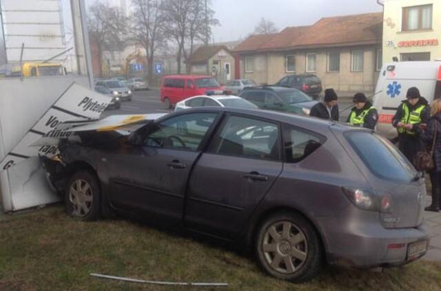 Sudaužytas reklaminis skydas, sužeista vairuotoja