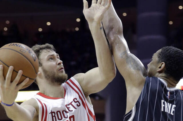 Donatas Motiejūnas vedė "Rockets" ekipą į pergalę NBA čempionate