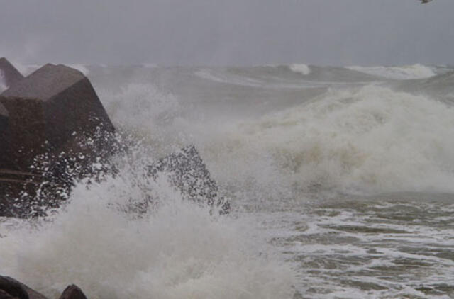 Laivų bangos ardo krantus, žudo žmones