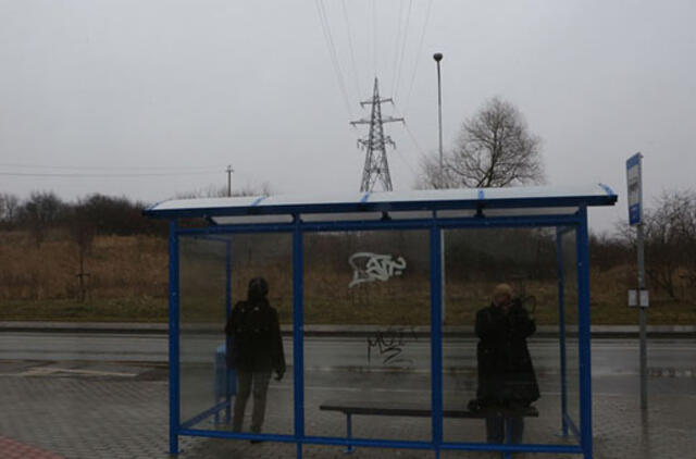 Laukti autobuso - po aukštos įtampos linija