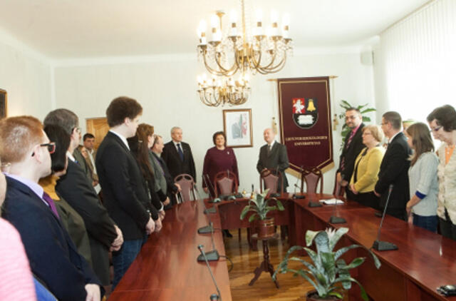 Loreta Graužinienė įteikė trispalves keturiems universitetams