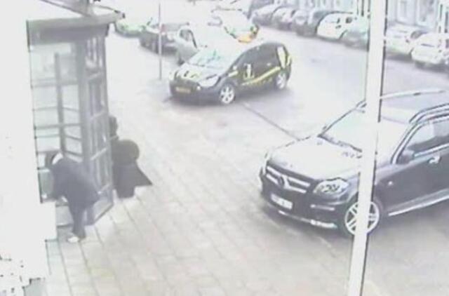 Moteriai prireikė šiukšliadėžių metalo