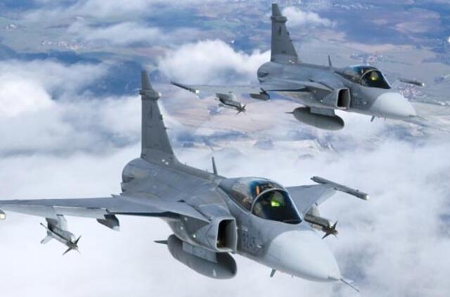 NATO oro policijos naikintuvai tris kartus lydėjo Rusijos orlaivius