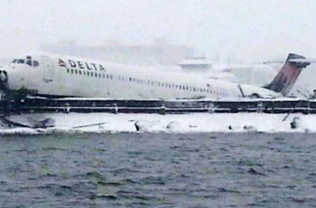 Niujorke nuo tūpimo tako nuslydo lėktuvas su 125 keleiviais