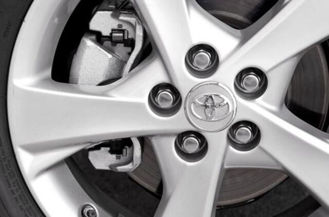 Pavogė automobilio ratus ir du akumuliatorius