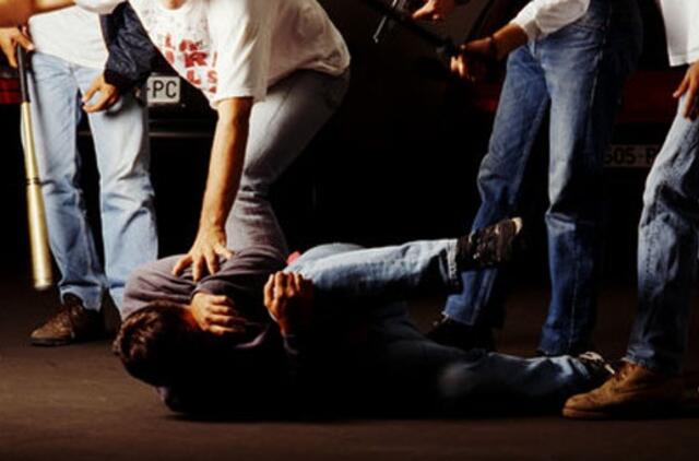 Švyturio g. grupė jaunuolių sumušė 21-erių metų vaikiną