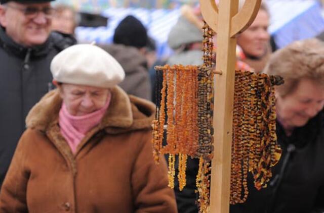 Tautiniai gintaro karoliai turtų neatneš