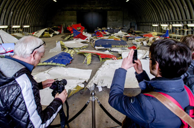 Virš Rytų Ukrainos numušto lėktuvo aukų artimiesiems pirmą kartą leista apžiūrėti orlaivio nuolaužas