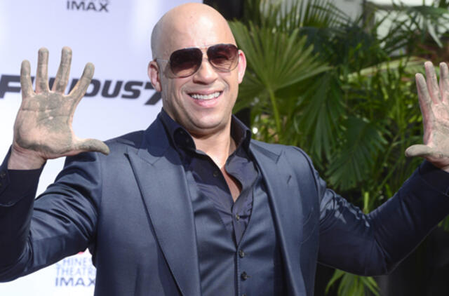 Aktorius Vinas Dizelis paliko savo pėdų ir delnų atspaudus garsiojo "Chinese Theatre" kieme