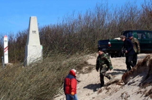 Istoriniam obeliskui grasina jūra