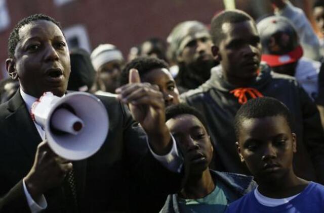 JAV tiriama dar viena mirtinai sužeisto juodaodžio byla