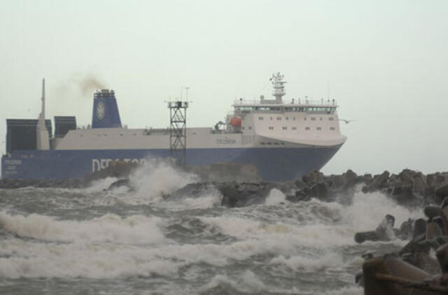 Laivų bangos ardo krantus, žudo žmones