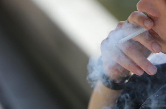 Nepilnamečiams uždrausta ne tik rūkyti, bet ir su savimi turėti tabako gaminių