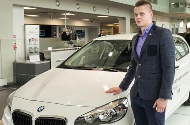 Olimpinį kelialapį iškovojęs plaukikas Danas Rapšys gavo naują BMW