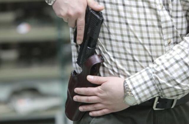 Pagrobėjai grasino į smilkinį įremtu ginklu