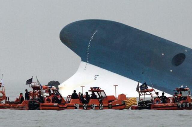 Pietų Korėjos prezidentė pažadėjo, kad prieš metus nuskendęs keltas "Sewol" bus iškeltas