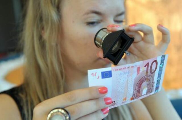 Policija įspėja: sukčiai tikrina eurus