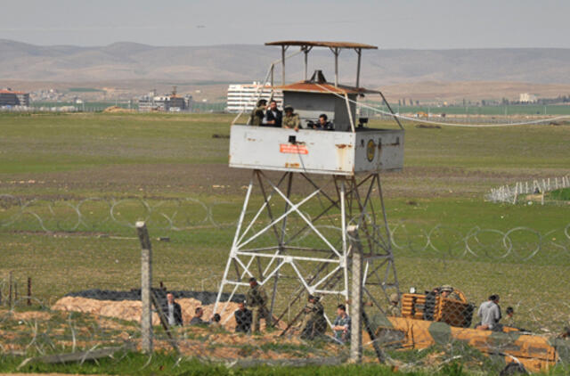 Turkų pajėgos pasienyje su Sirija suėmė devynis britus