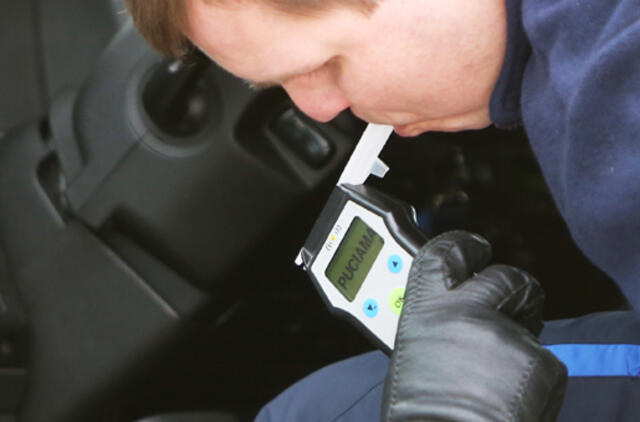 Už vairavimą išgėrus siūlo bausti ne tik vairuotojus, bet ir keleivius