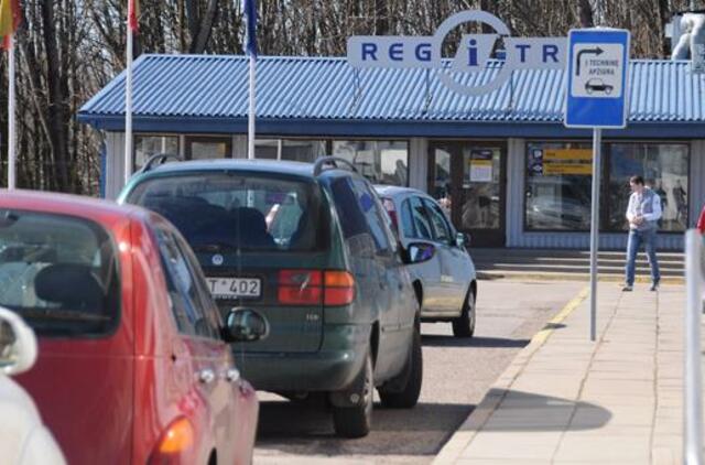 Bandė priregistruoti policijos ieškomą automobilį