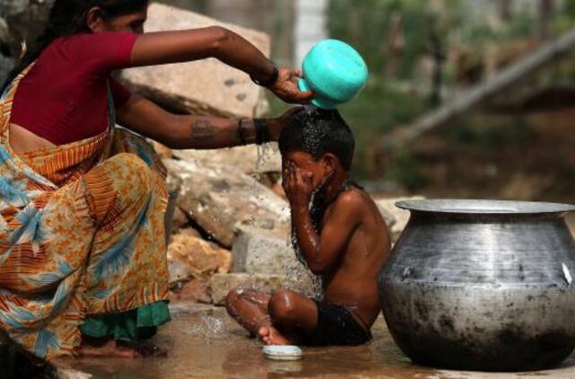 Indijoje kaitros aukų skaičius viršijo tūkstantį