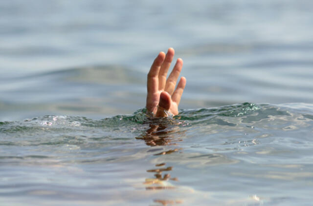 Kauno mariose apvirtus burlaiviui išgelbėta 13 žmonių