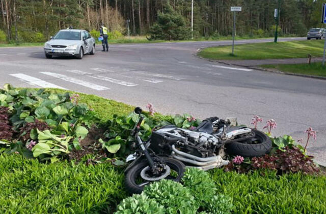 Lenkimas motociklininkui baigėsi ligoninėje