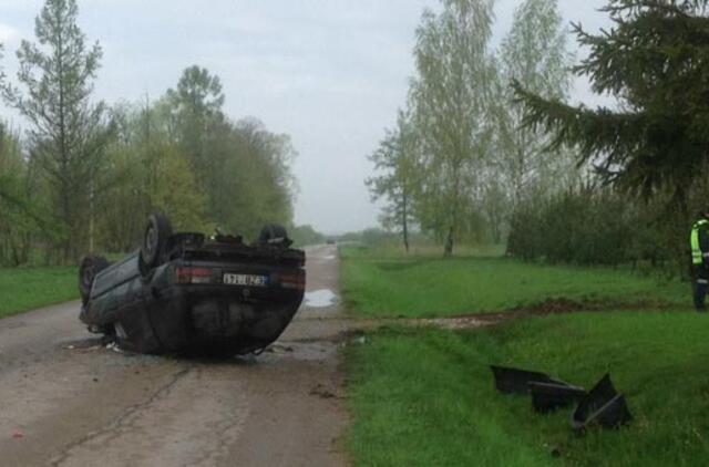 Spaudą vežęs automobilis apvirto dėl stirnų