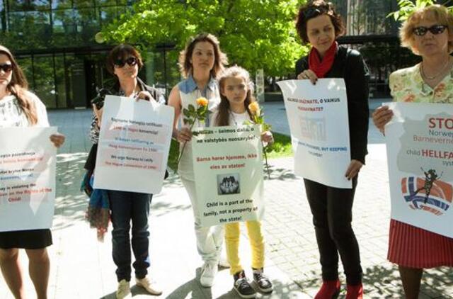Vilniuje - akcija "Po rožę kiekvienai Norvegijos Barnevernet sistemos aukai"