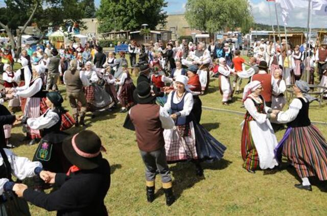 Folkloro ansambliai iš visos Lietuvos sugužėjo į Nidą