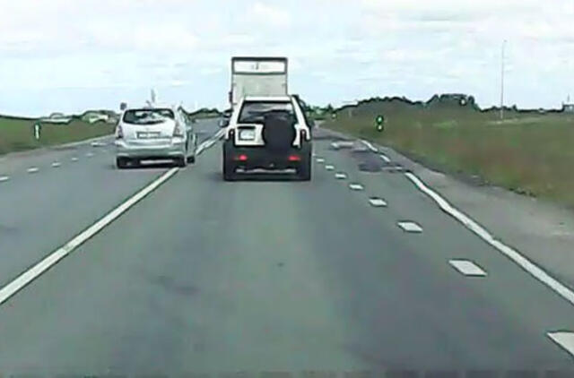 Pagauk "gaidelį" kelyje: "tojota" ir ištisinės