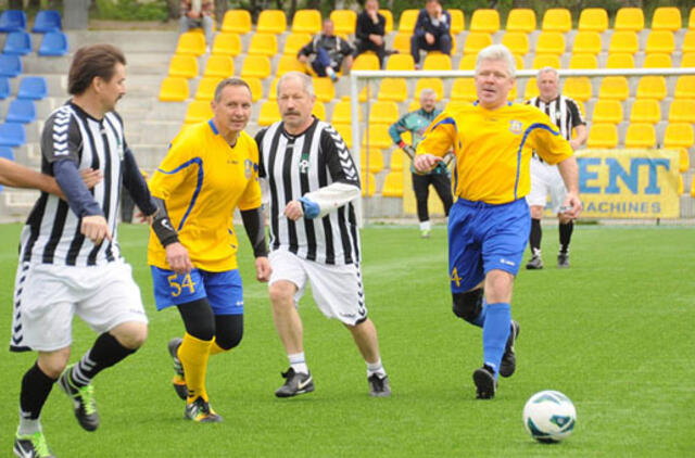 Senjorai kovėsi dėl Edmonto Karinausko taurės