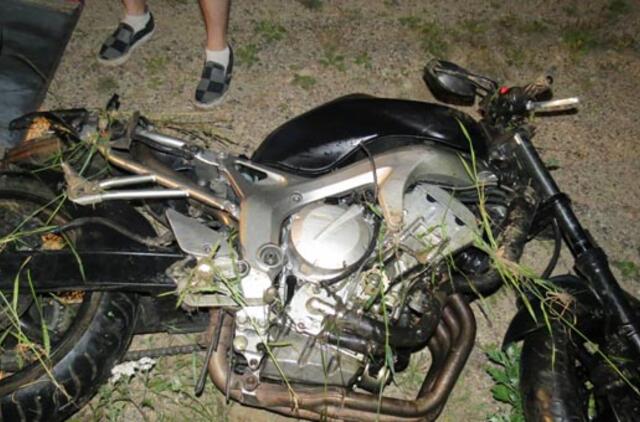 Skrydis motociklu: sužalota mergina, jaunuolis dingo