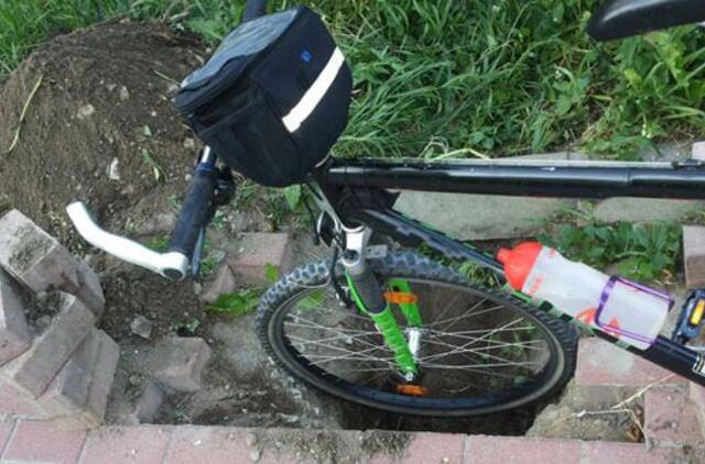 Spąstus dviratininkams užpylė