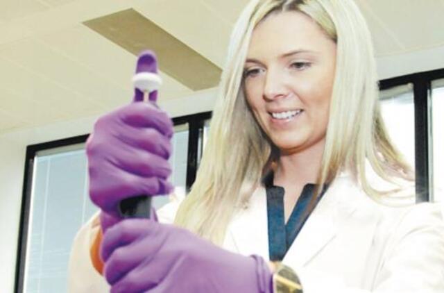 Agnė Bilotaitė išrašo sąskaitą žinomiausiam fizikos laborantui