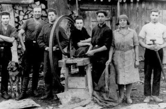 Išėjo tėvelis lovos pakloti...