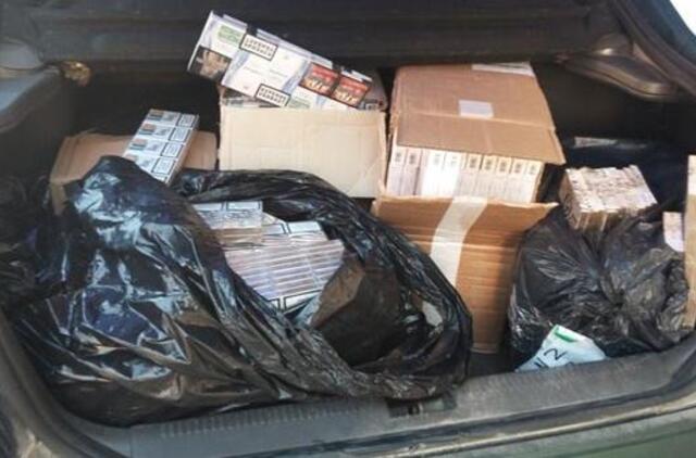 Klaipėdiečių pora vežėsi 2200 pakelių cigarečių