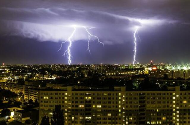 Lenkijoje per audrą tūkstančiai namų liko be elektros, žuvo vienas žmogus