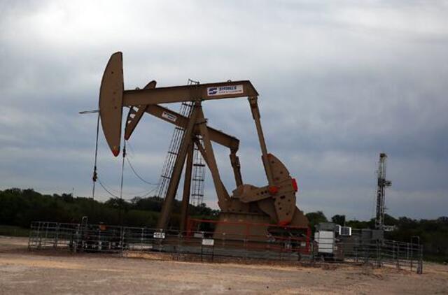 Naftos kainos artėja prie mažiausio lygio per keturis mėnesius