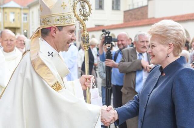 Po ingreso iškilmių naująjį Kauno arkivyskupą Lionginą Virbalą sveikino Prezidentė Dalia Grybauskaitė