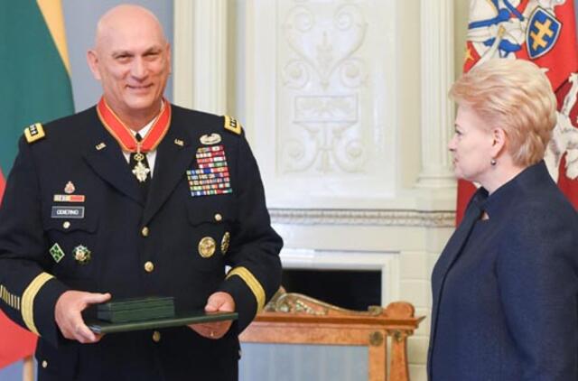 Prezidentė apdovanojo Lietuvos gynybos rėmėją JAV generolą Reimondą T. Odierną