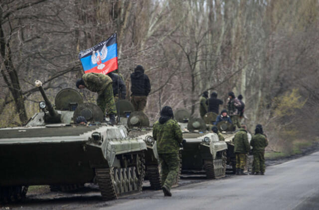 Prorusiški separatistai skelbia atitrauksiantys sunkiąją ginkluotę nuo fronto linijos