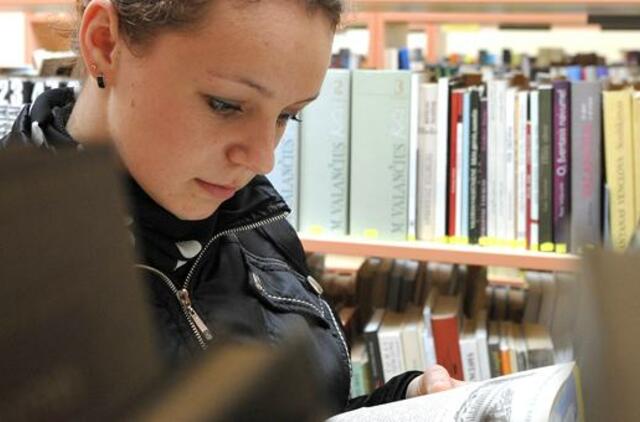 Skaitymo dėstytoja: skaitantys lengvai perkandamas knygas laikomi užstrigusiais paauglystėje