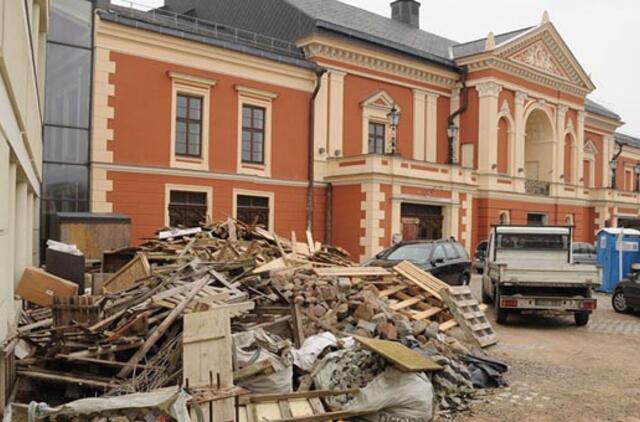 Teatrui nori vadovauti šeši