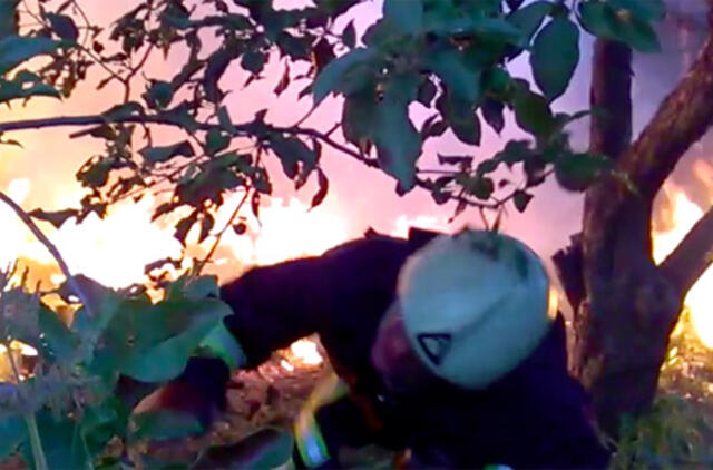 Tilžės gatvėje užsiliepsnojo pastatas