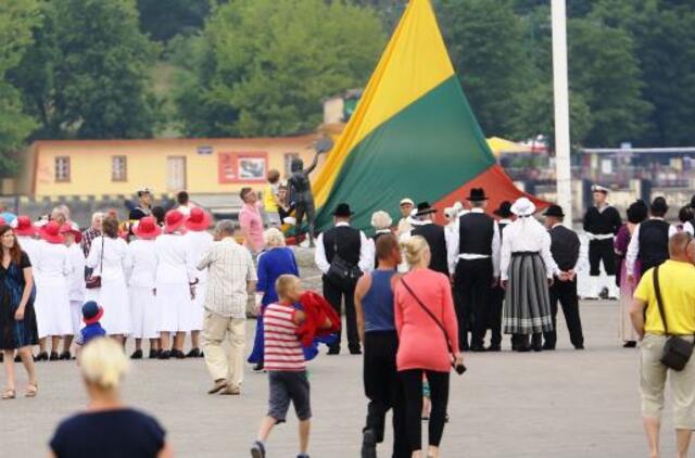 Uostamiestyje iškilmingai pakelta valstybės vėliava