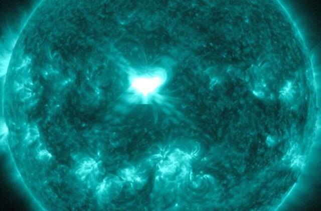 Galingas žybsnis Saulėje sukėlė magnetinę audrą