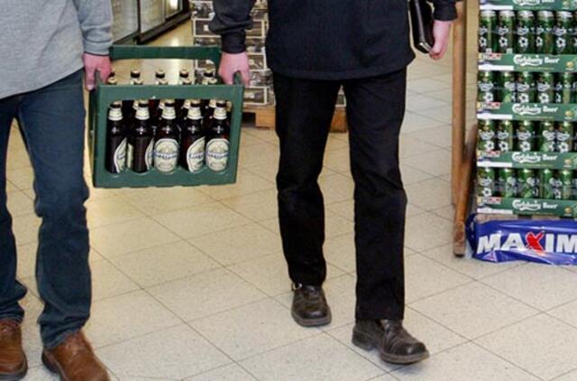 Ištroškę vagys Alytuje į parduotuvę brovėsi dėl alaus