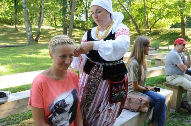 Klaipėdiečių galvas padabino kasų karūnomis