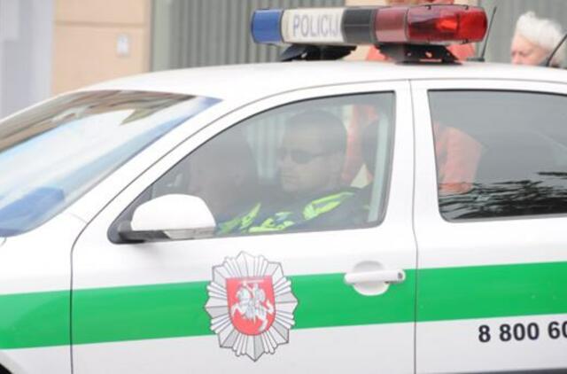 Neblaivaus nepilnamečio automobilis atsitrenkė į tarnybinę policininkų "Škodą"